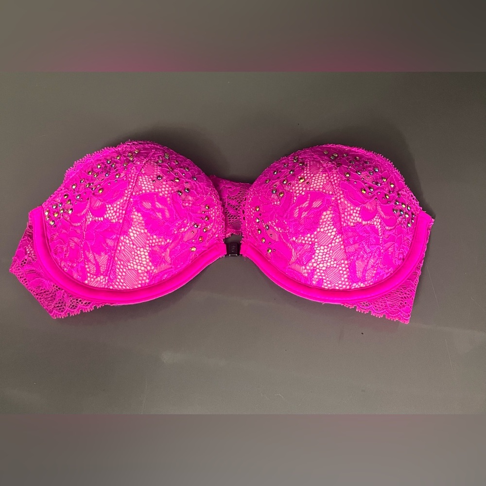 Victoria's Secret Embellished
Strapless Bra
Size: 32B Victoria's